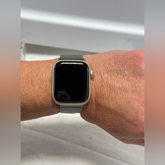 Apple Watch Series 7 - 41 MM, Cellular & GPS. W/Milanese Loop Magnetic band - Picture 8 of 8
